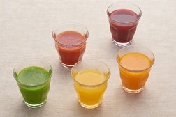 野菜や果物たっぷりのスムージーで整腸効果UP!