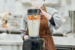 野菜や果物たっぷりのスムージーで整腸効果UP!