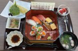 開設1周年のお祝い!厨房スタッフが握る握り寿司🍣