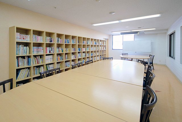 【わじろの郷】 【図書室】たくさんの本が揃えられた図書室です。趣味を行うためのスペースとしても使用できます。