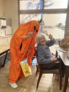 ご入居者もスタッフも、好きな仮装でハロウィンを楽しみました!