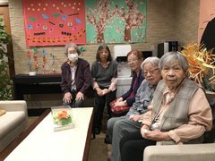 秋の作品作りを行い、ホームが秋の彩りになりました!