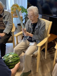 夏の風物詩「すいか割り」