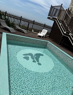 🌊 青い海を一望する絶景プール!プール開きの季節が到来 ✨