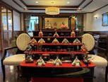 🎎 春の訪れを告げる、華やかな雛人形を展示中です 🌸