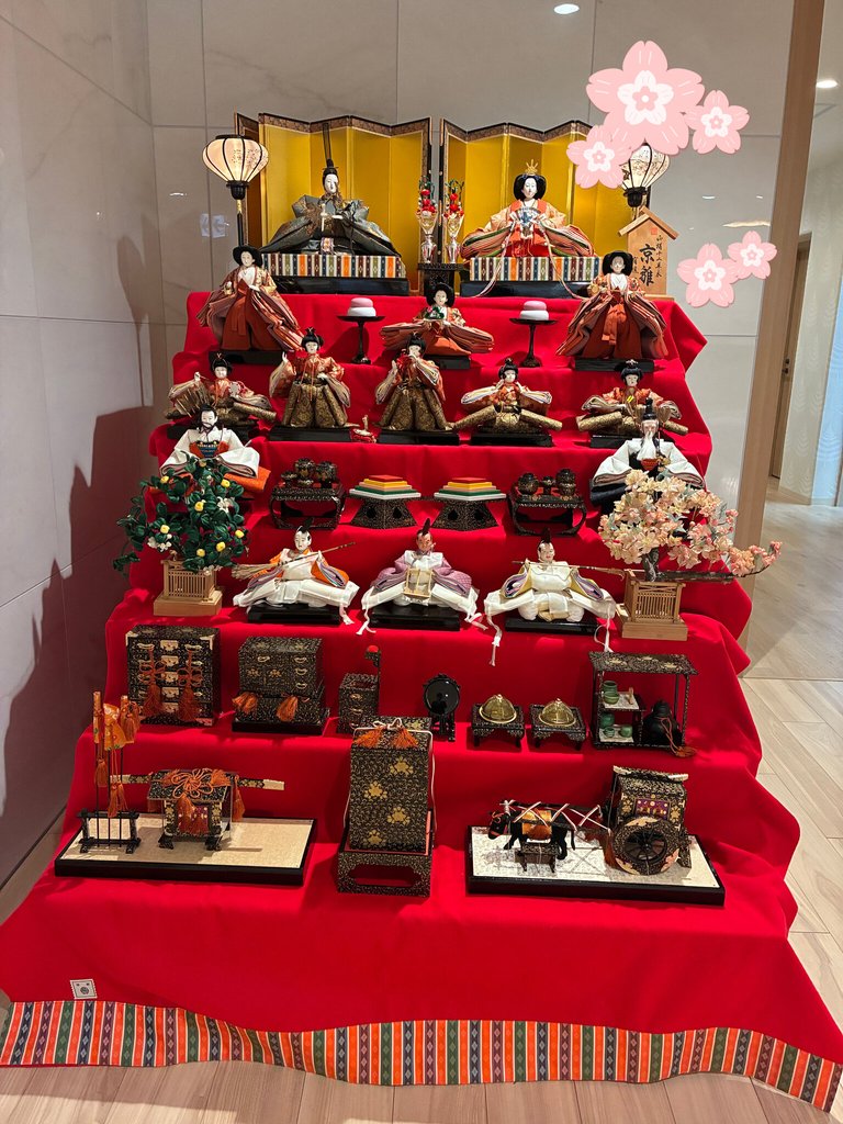 🌸 春の訪れを感じる、七段飾りのお雛様 🎎｜ロングライフ池田山手