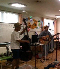【デイサービスココファン藤沢】 音楽コンサート♪ 「トラ&ゴトー」