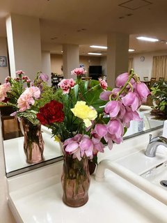 館内にお花を飾りました