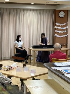 ピアノの音色に包まれて♪ディサービスで特別コンサートを開催しました。