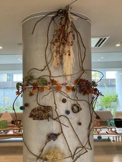 ロビーが秋の装いになりました!