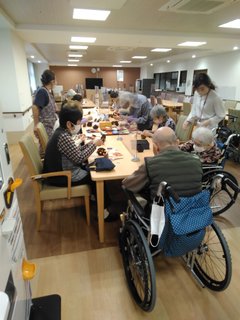 ハスの実飾り作り