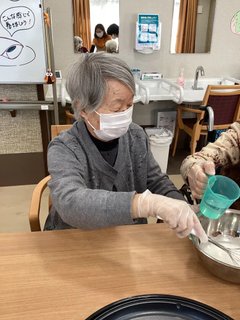 【デイサービスココファン山鼻】おやつレクにてさくらもちを作りました🌸