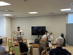 🎶フルートとギターの生演奏会を開催しました