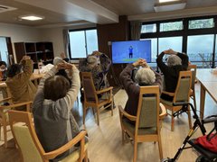 【デイサービスおおえの灯り】チェアYOGAの様子をお届けします🪑🎶