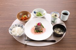 鮮度や旬にこだわった素材を、シェフが厨房で調理しています