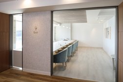 ティータイムやアルコールを楽しめるバーも併設