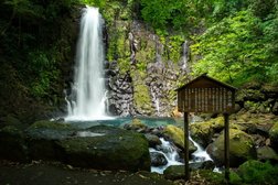 白糸の滝まで車で約18分(7km)