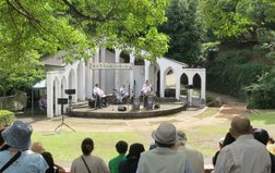 若宮公園の屋外ステージで行われます。
