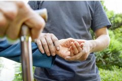 パーキンソン病にみられる特有の歩き方とは?気になる場面と改善手法①