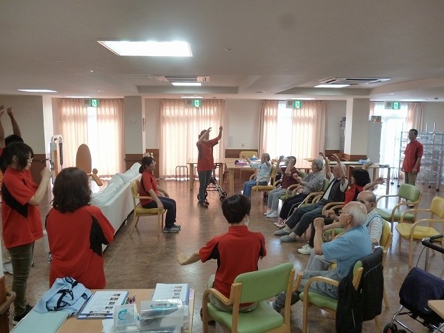 【スーパー・コート茨木彩都】 車イスの方も座ったままで出来るチェアリズム体操を行っております。 お食事の前には口腔体操「パタカラ体操」で誤嚥予防を。 皆様の健康と運動能力を維持向上して参ります。 お問い合わせは下記まで 0037-630-16696