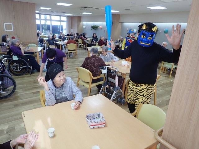 【スーパー・コート茨木彩都】 今年の節分レクの様子です。 外出が難しい今日、季節を感じて頂ける食事やレクレーションに力を入れています。 お問い合わせは下記まで 0037-630-16696