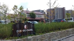 シフォンケーキで有名なりくろーおじさんがすぐ近く 隣は郵便局