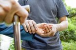 足が止まる、急ぎ足になる…。パーキンソン病の歩行を支えるコツ