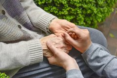 「もしかして?」パーキンソン病の疑い、何科に相談すればいい?
