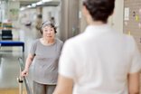 自立した生活を守る「機能訓練」とは?リハビリとの違いを解説