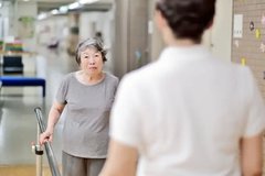自立した生活を守る「機能訓練」とは?リハビリとの違いを解説