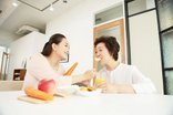 2060年には5.6人に1人が認知症に。今から備える共生の未来