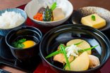 毎日の食卓に喜びを。老人ホームの食事と施設選びのポイント