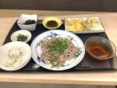 サクサク衣にニッコリ!打ち立て風味の「天ざるそば」を堪能しました