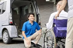 介護タクシーの料金は高い?仕組みと費用を抑えるコツ