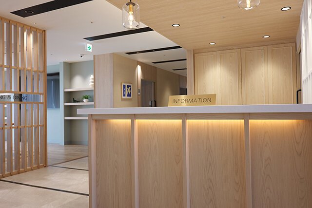 【【リハビリ特化型ナーシングホーム】オリーブ・草津】 各フロアにはスタッフカウンターを配置しご入居者の皆様のご要望にいち早くご対応いたします。