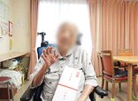 「たのしい家伏見深草、今年で100歳を迎える利用者様の記念写真」