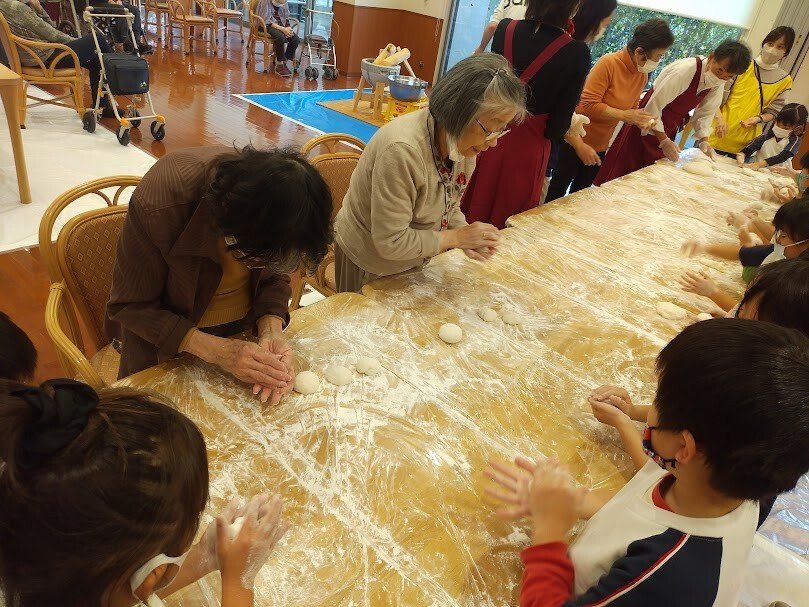 つきたてのお餅を食べよう!『お餅つき大会』｜ベルパージュ西宮北口