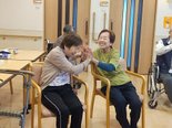 ペアを組んで楽しく体操。