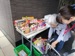 お菓子に果物にご飯のお供まで便利で楽しい移動スーパーの日