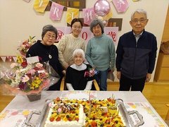百歳のお祝いを行いました