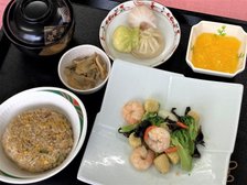 海老の塩炒めと炒飯御膳(イベント食の一例)