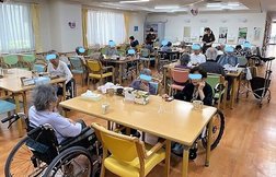 美味しいお料理に舌鼓。楽しくお食事を楽しんで頂いてます。