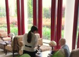 花を見て会話が生まれる。初夏の花を楽しむ心地よい暮らし