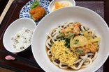 【大人気メニュー登場】かき揚げうどん 館内厨房でつくる毎日の食事
