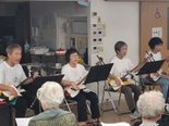 三味線が来たよ!待ちに待った誕生日会と敬老会!