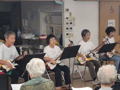 三味線が来たよ!待ちに待った誕生日会と敬老会!