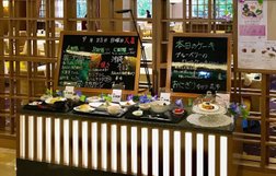 毎食2～3 種類を日替わりでご用意!