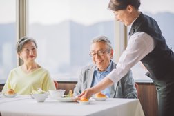 お食事は皆さまのテーブルまでお届けします!