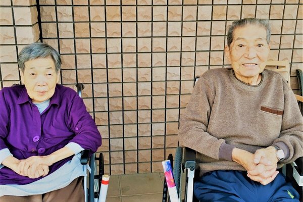 外気浴のツーショット写真 介護付き有料老人ホーム すこや家 川崎明津 すこやか かわさきあくつ 川崎市高津区 Lifull介護 旧home S介護 外気浴のツーショット写真 介護付き有料老人ホーム すこや家 川崎明津 すこやか かわさきあくつ 川崎市高津区 Lifull介護 旧home S介護