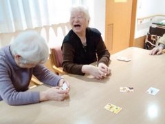 お正月遊び～各階でカルタ取りを楽しみました～